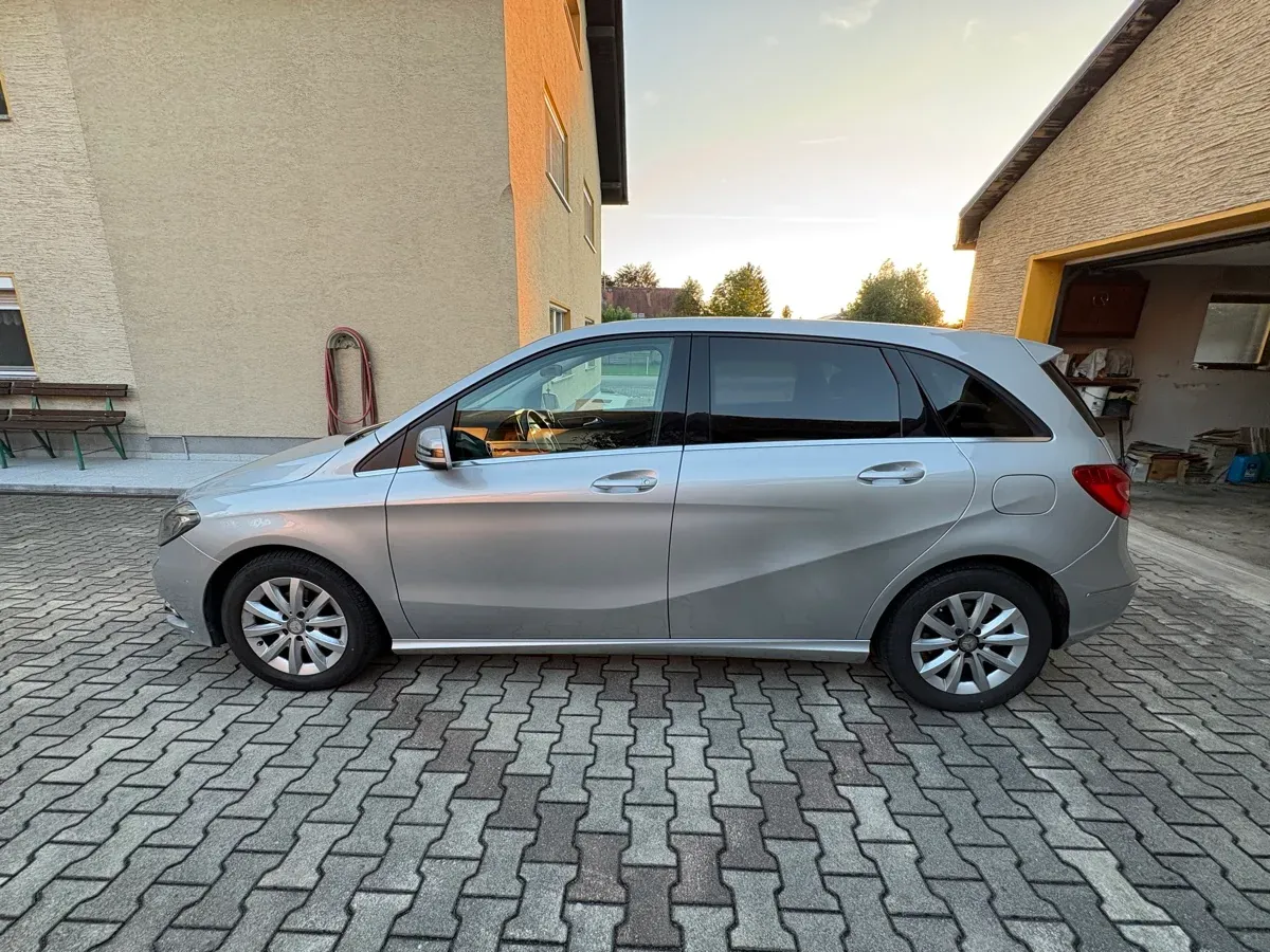 Mercedes-Benz B-Class 2015 photo 2