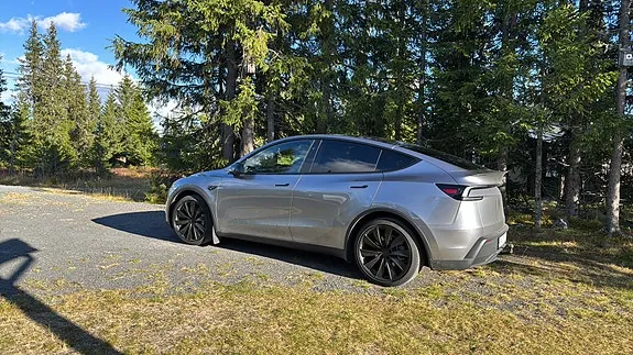 Tesla Model Y 2026 photo 2