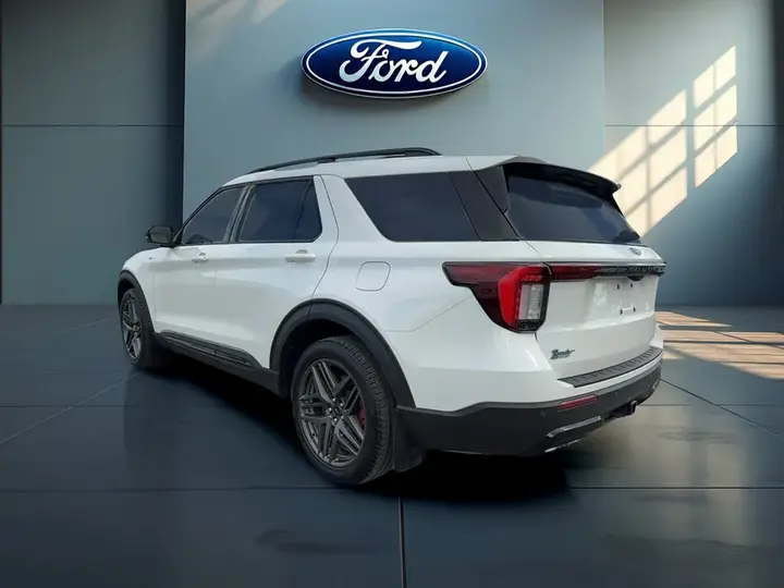 Ford Explorer 2025 photo 4