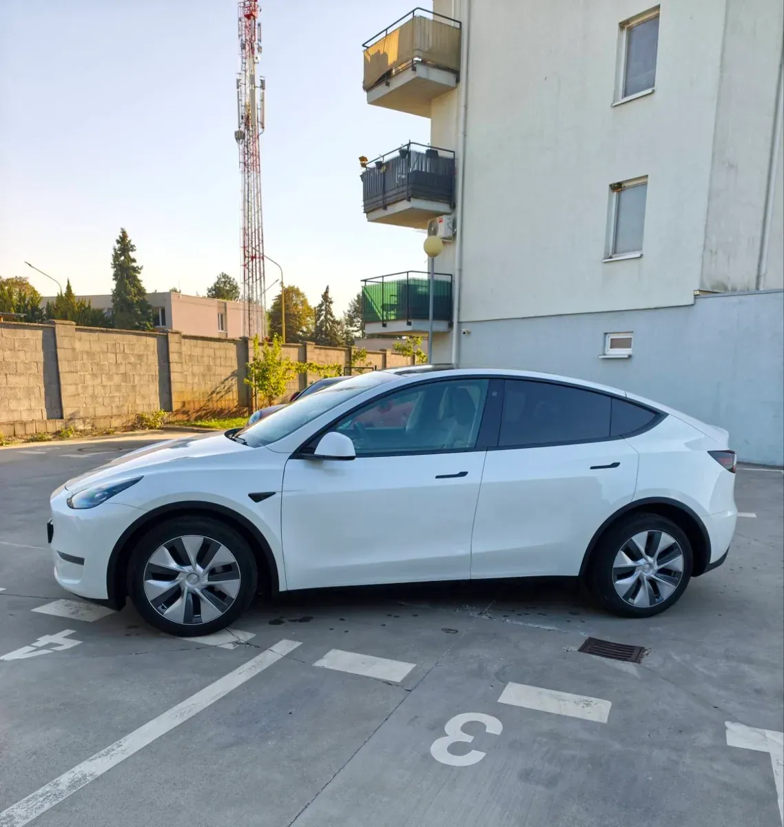Tesla Model Y 2023 photo 2
