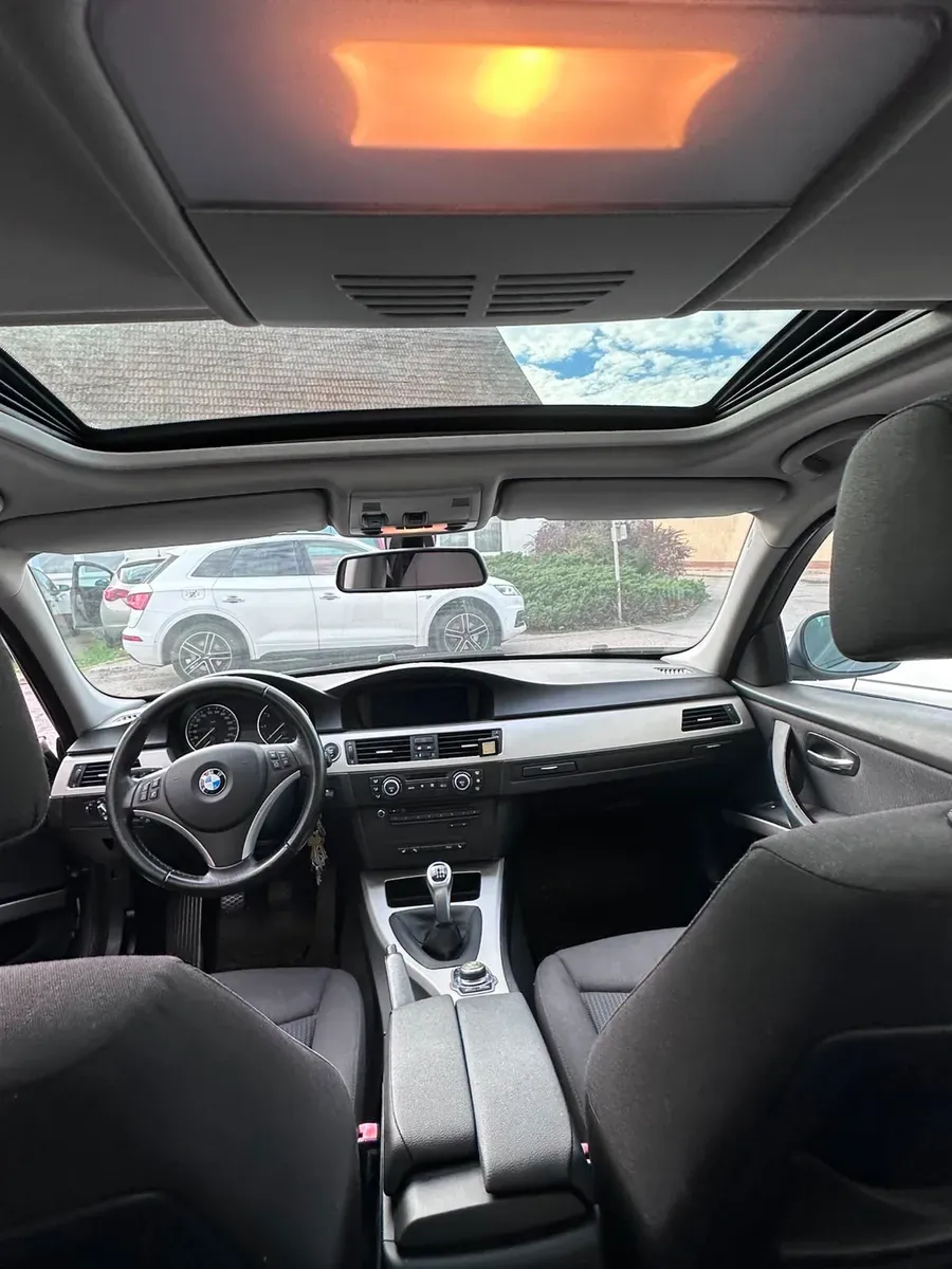 BMW 3 Series 2009 photo 2
