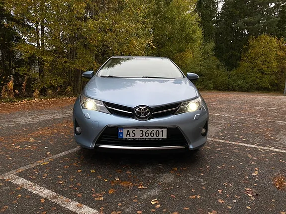 Toyota Auris 2013 photo 2