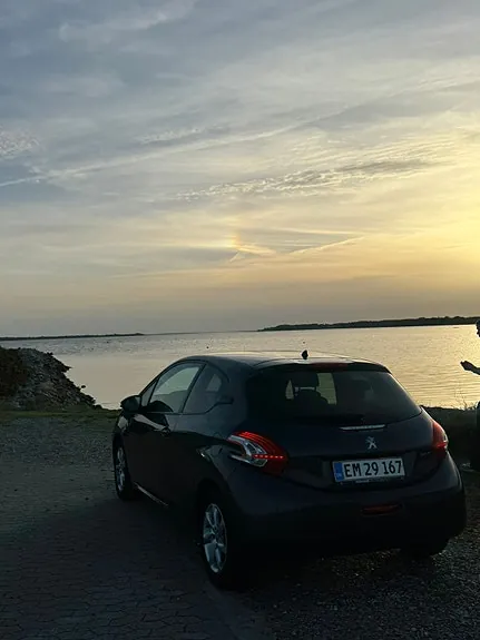 Peugeot 208 2012 photo 4