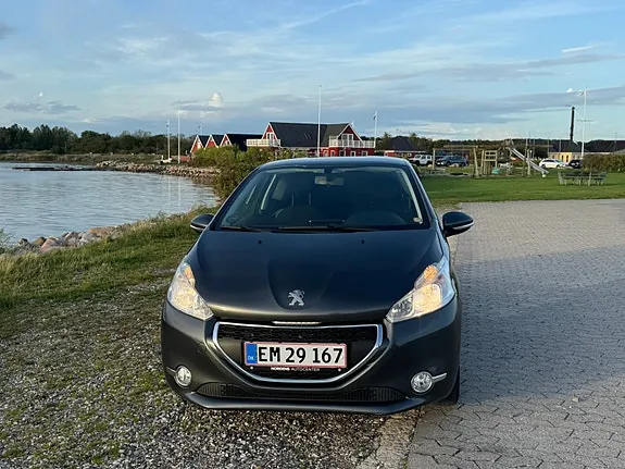 Peugeot 208 2012 photo 3
