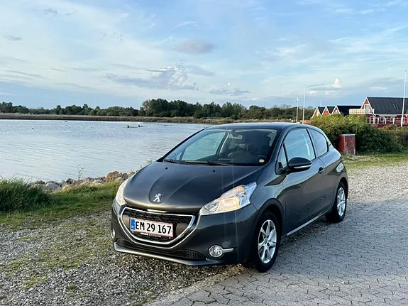 Peugeot 208 2012 photo 2