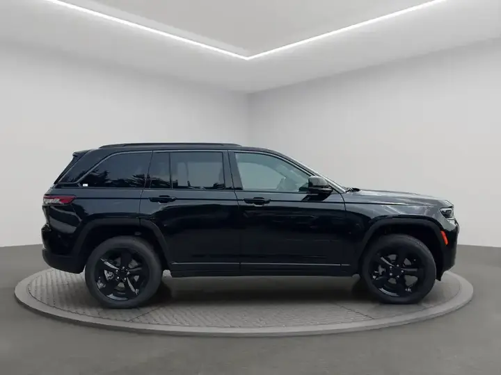Jeep Grand Cherokee 2026 photo 3