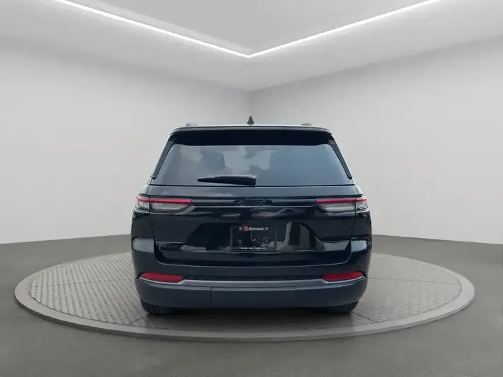 Jeep Grand Cherokee 2026 photo 5