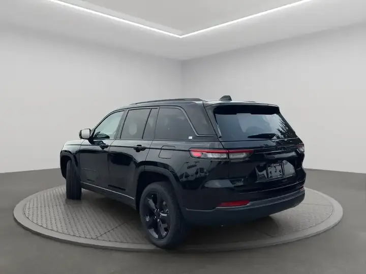Jeep Grand Cherokee 2026 photo 4
