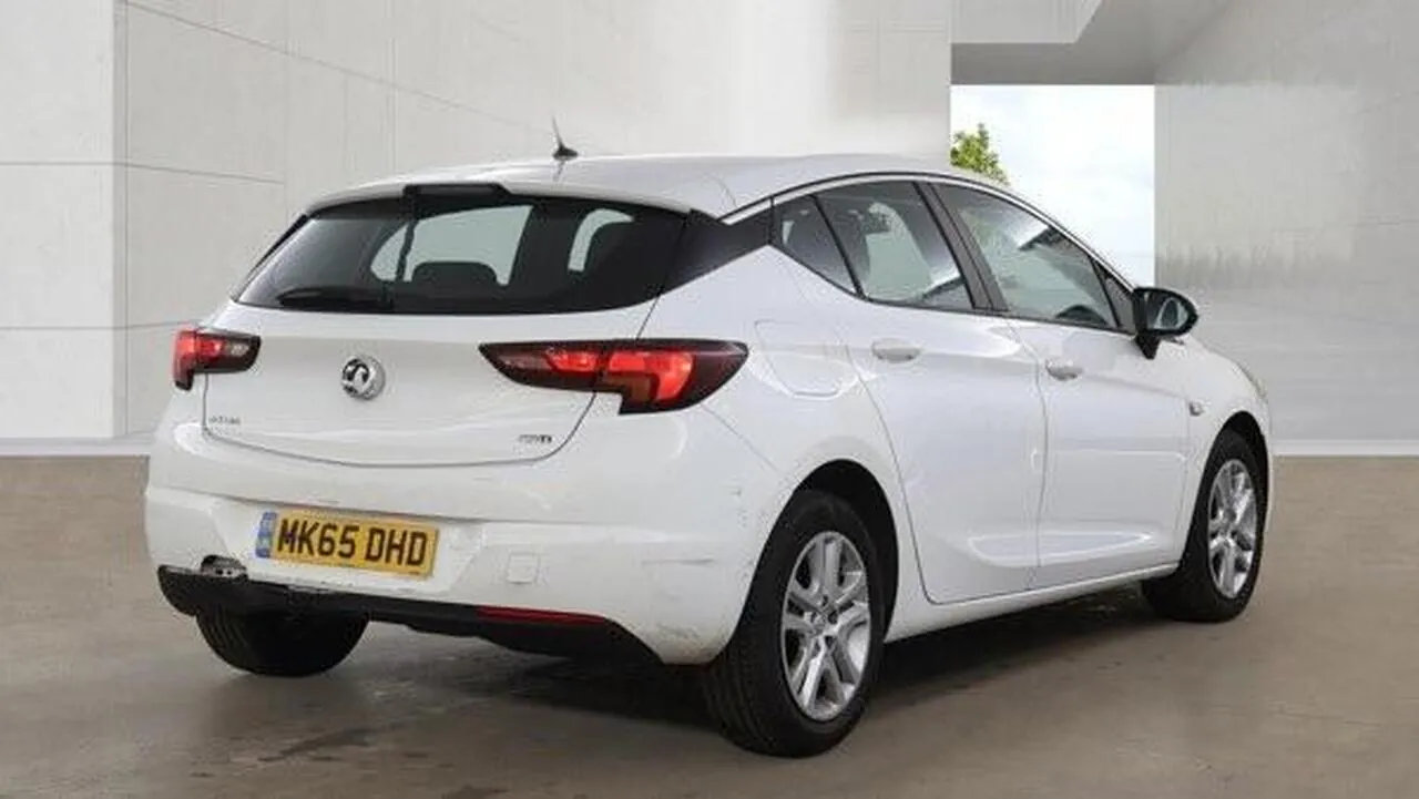 Vauxhall Astra 2015 photo 2