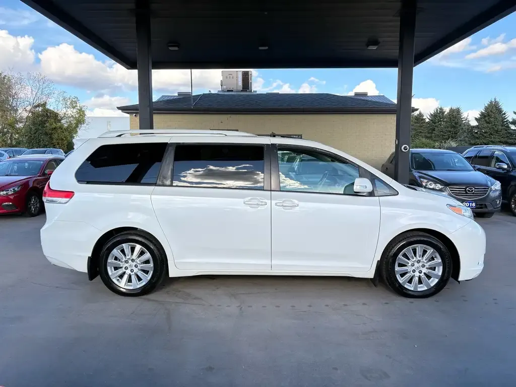 Toyota Sienna 2013 photo 3