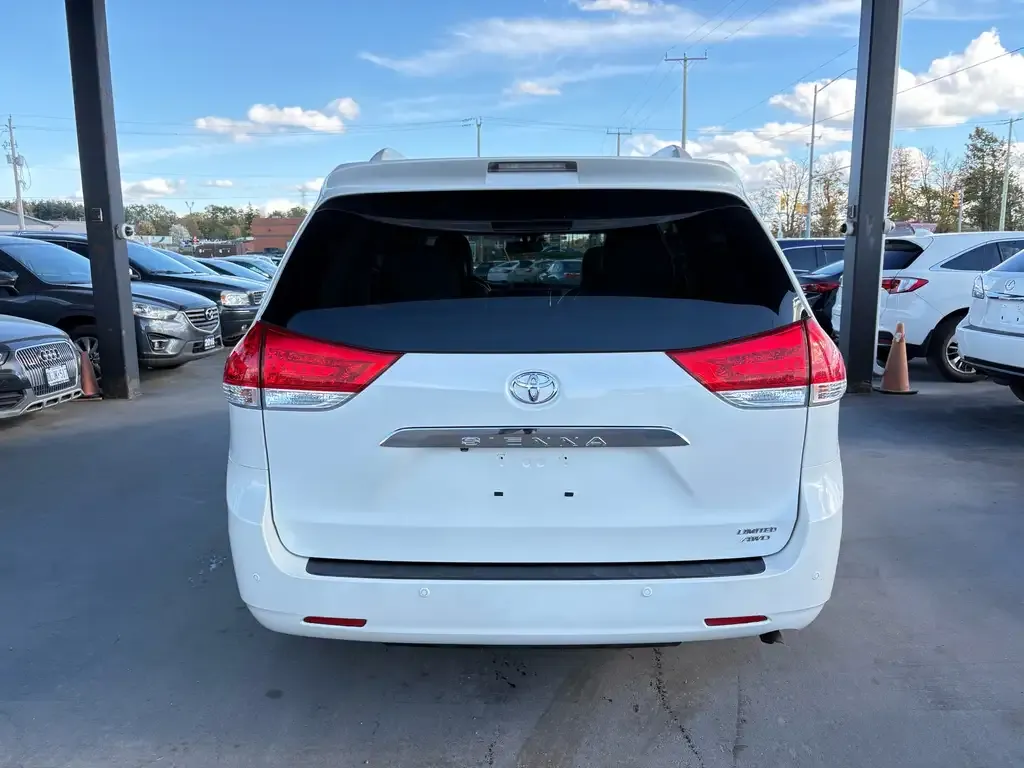 Toyota Sienna 2013 photo 4