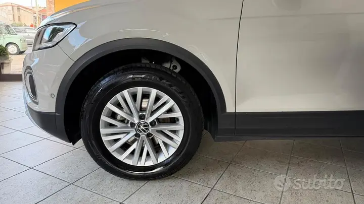 Volkswagen T-Roc 2023 photo 2