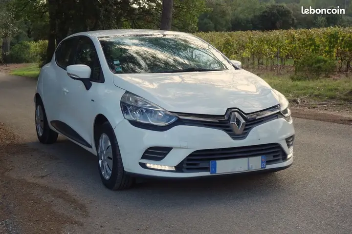 Renault Clio 2017 photo 2