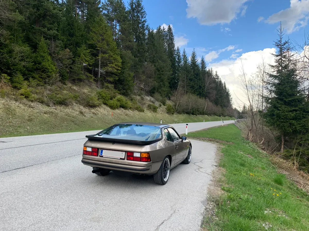 Porsche 924 1982 photo 2