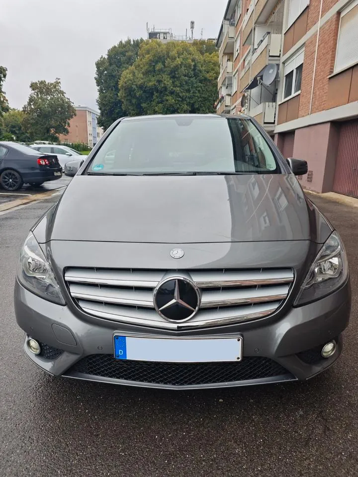 Mercedes-Benz B180