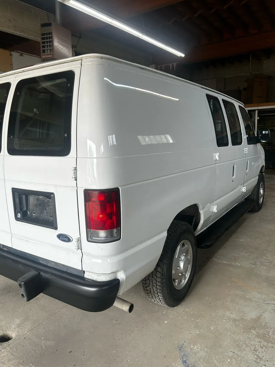 Ford E250 2011 photo 3