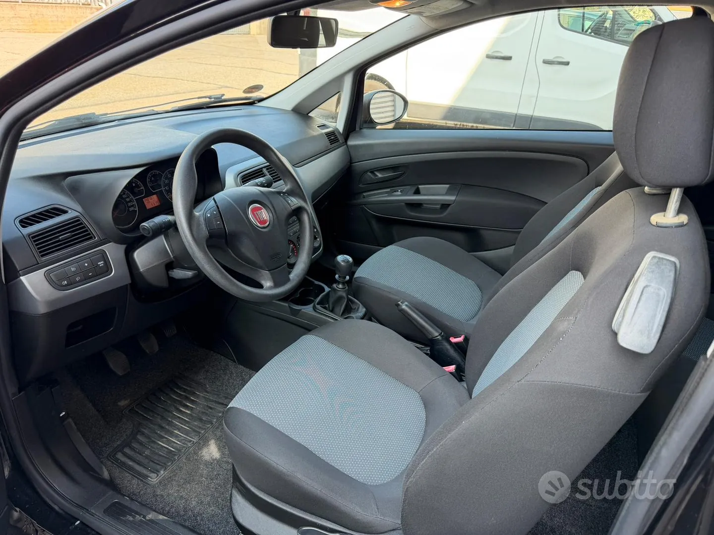Fiat Grande Punto 2013 photo 4