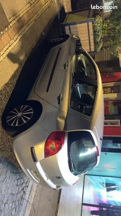 Renault Clio 2006 photo 2