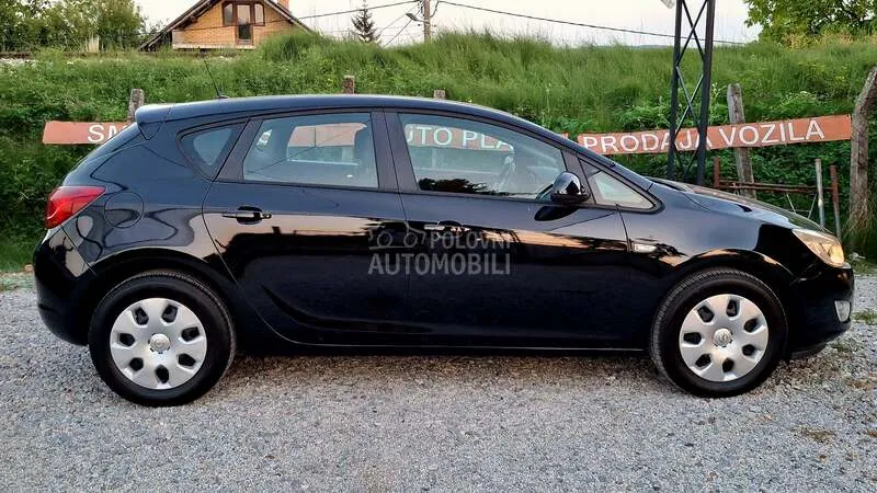 Opel Astra 2010 photo 4