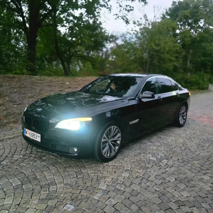 BMW 7 Series 2010 photo 2