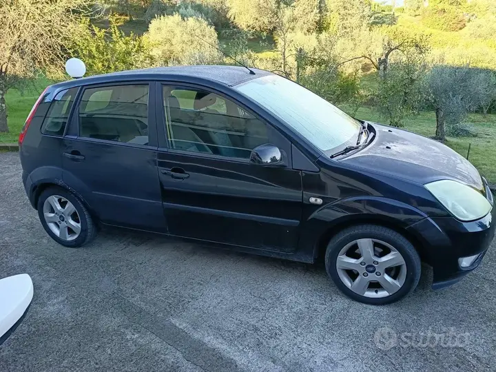 Ford Fiesta 2005 photo 2