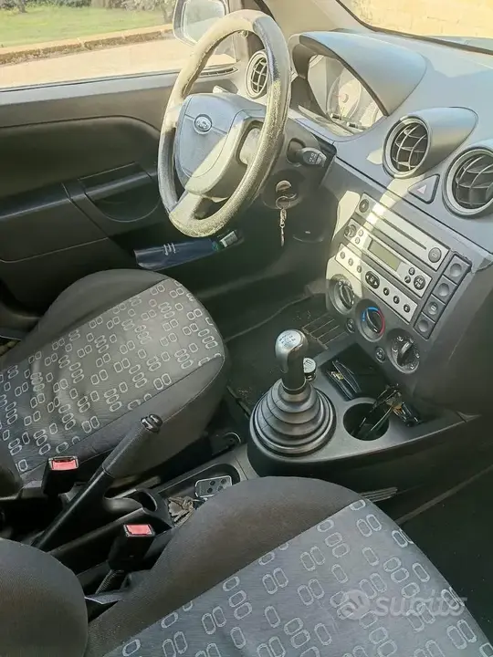 Ford Fiesta 2005 photo 4