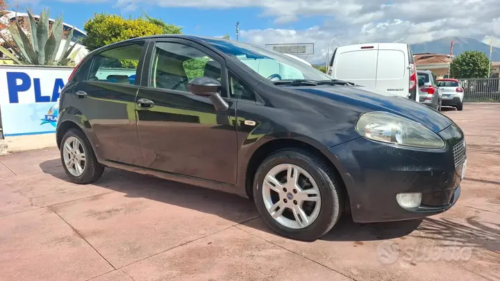 Fiat Grande Punto 2005 photo 2