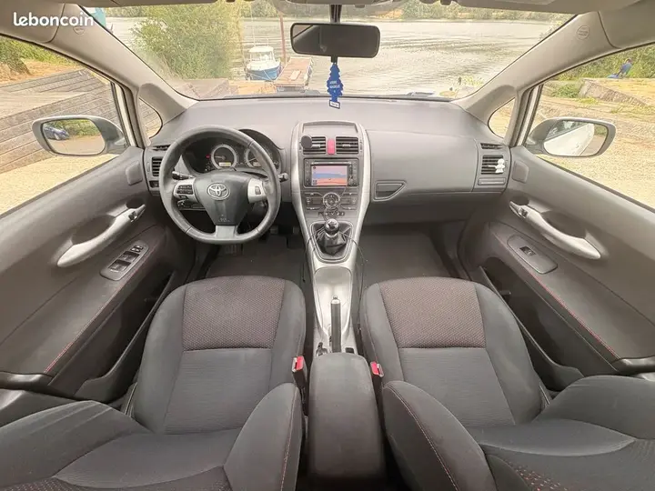 Toyota Auris 2012 photo 2