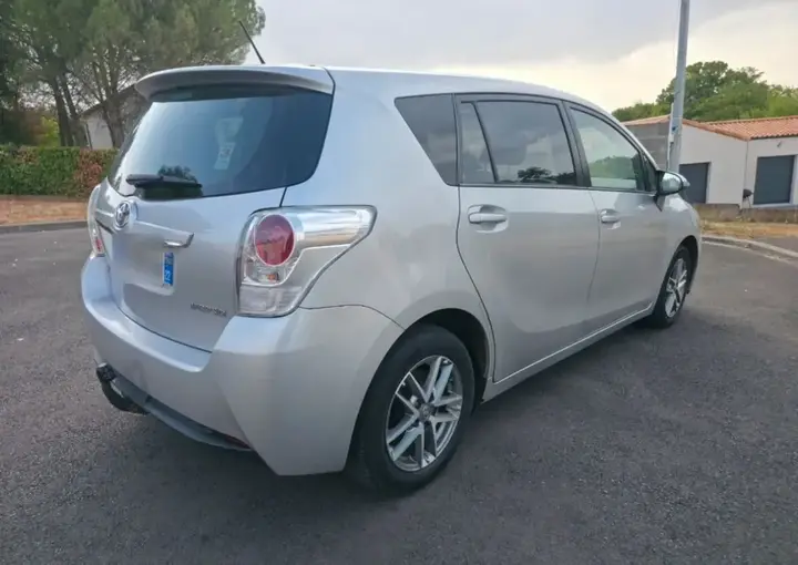 Toyota Verso 2013 photo 2