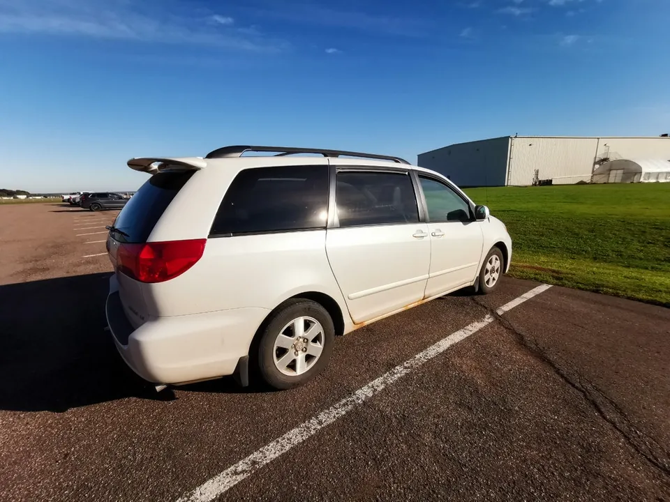 Toyota Sienna 2010 photo 2