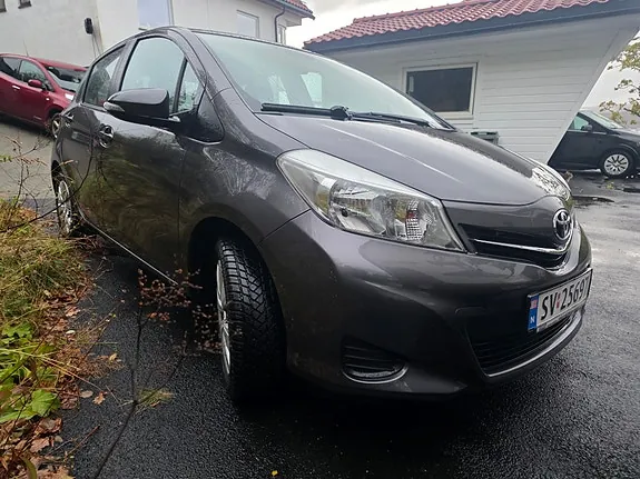 Toyota Yaris 2012 photo 2