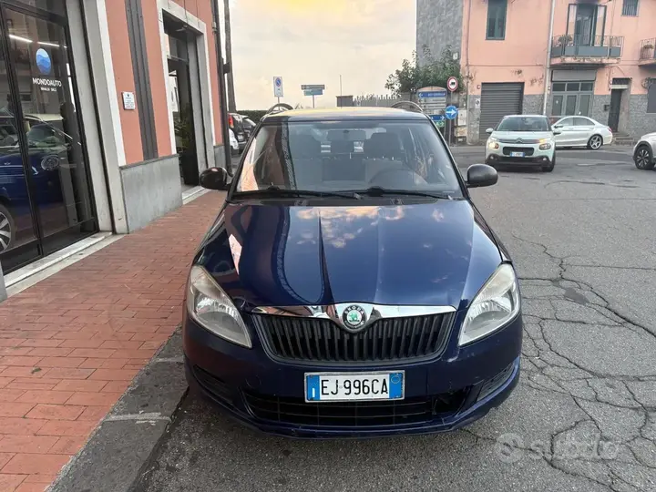 Skoda Fabia 2011 photo 2