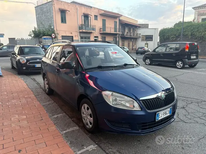 Skoda Fabia 2011 photo 3