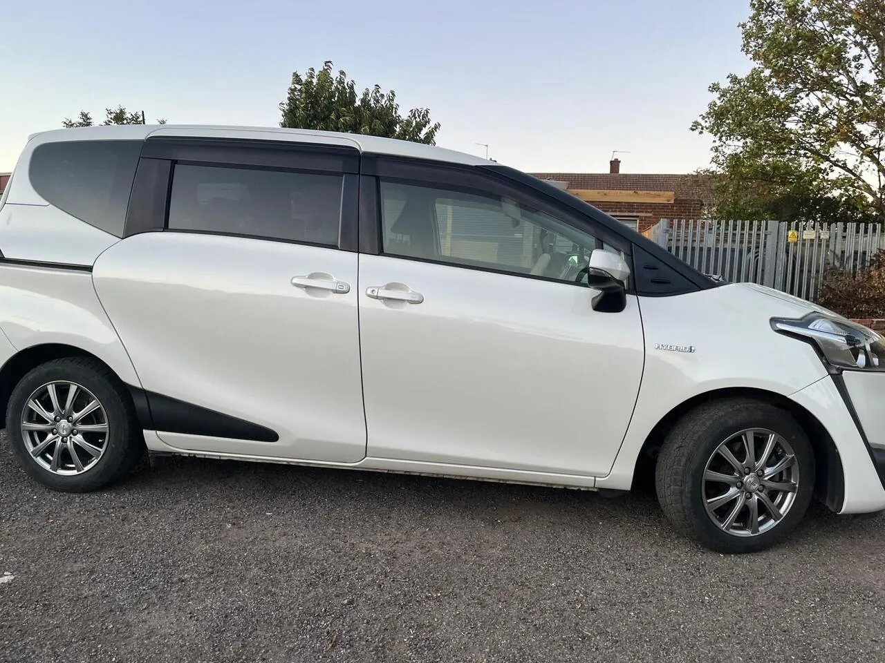 Toyota Sienta 2016 photo 2