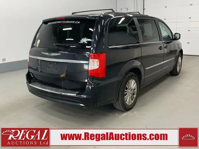 Chrysler Town & Country 2015 photo 3