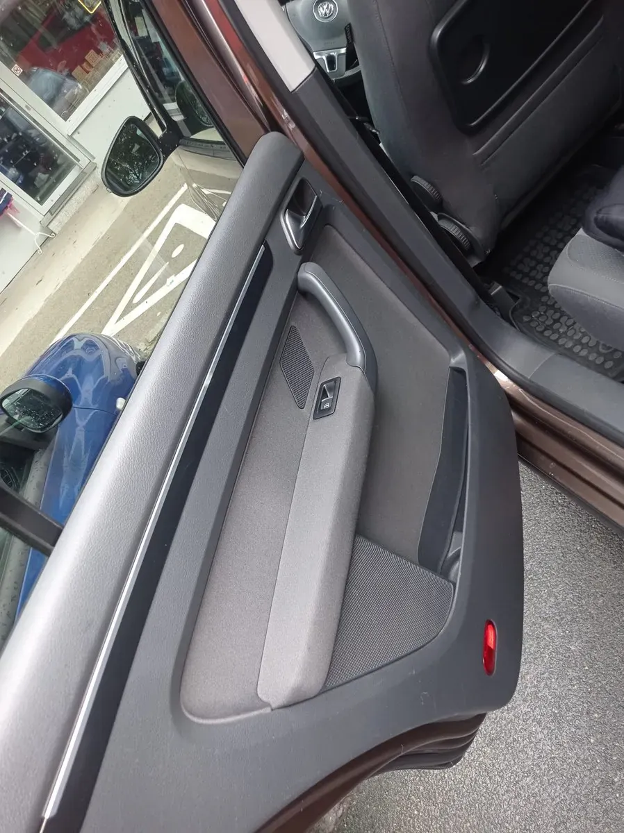 Volkswagen Touran 2012 photo 2