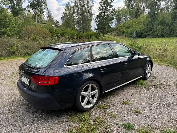 Audi A4 2011 photo 2
