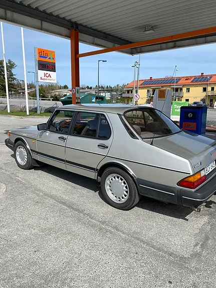 Saab 900