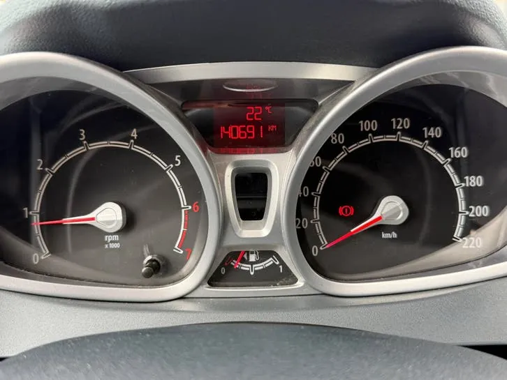 Ford Fiesta 2011 photo 2