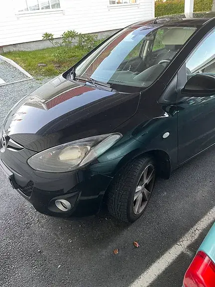 Mazda 2 2011 photo 3