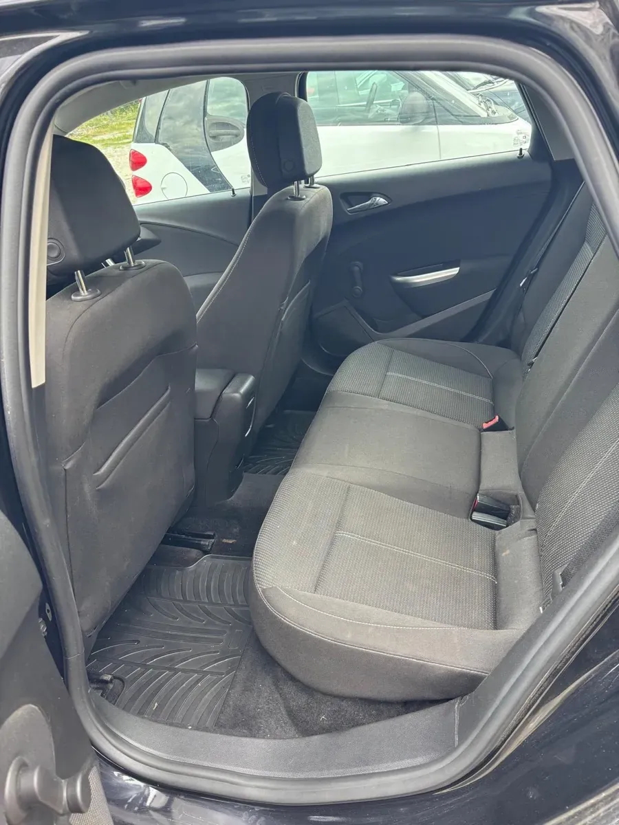 Opel Astra 2010 photo 2