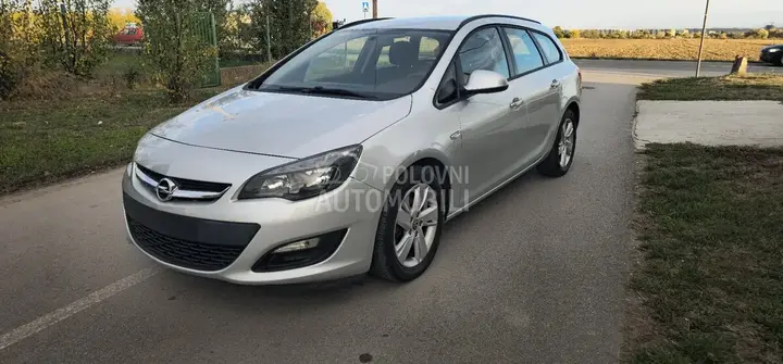 Opel Astra J 2013 photo 2