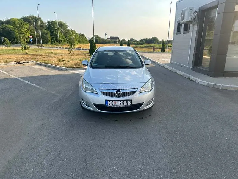 Opel Astra J 2011 photo 4