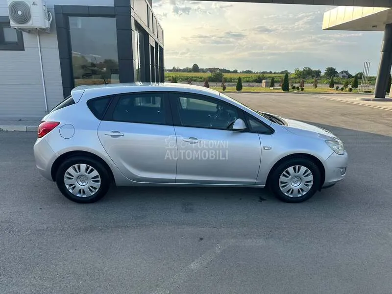 Opel Astra J 2011 photo 2