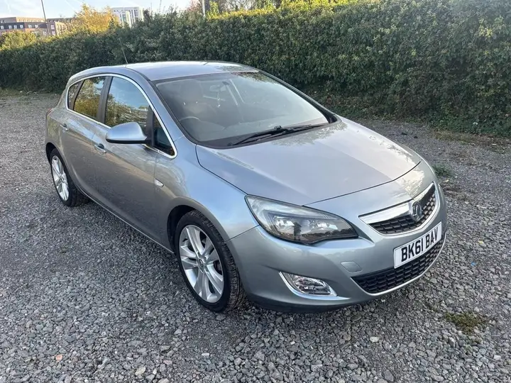 Vauxhall Astra 2011 photo 2