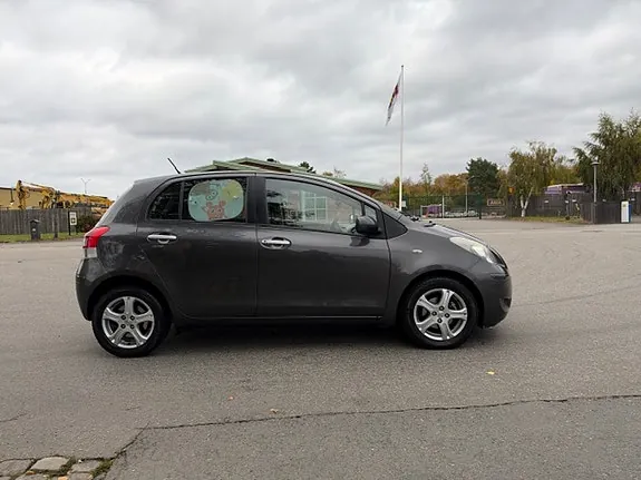 Toyota Yaris 2010 photo 2