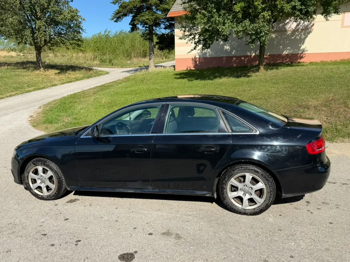 Audi A4 2009 photo 2