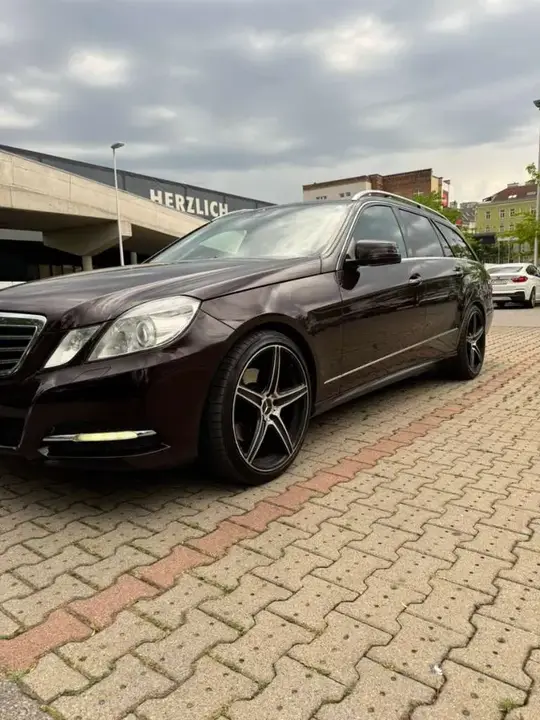 Mercedes-Benz E-Class 2011 photo 3