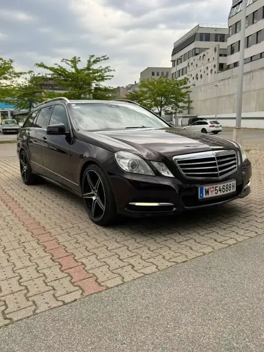Mercedes-Benz E-Class 2011 photo 2