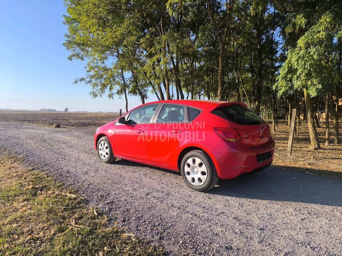 Opel Astra J 2010 photo 3